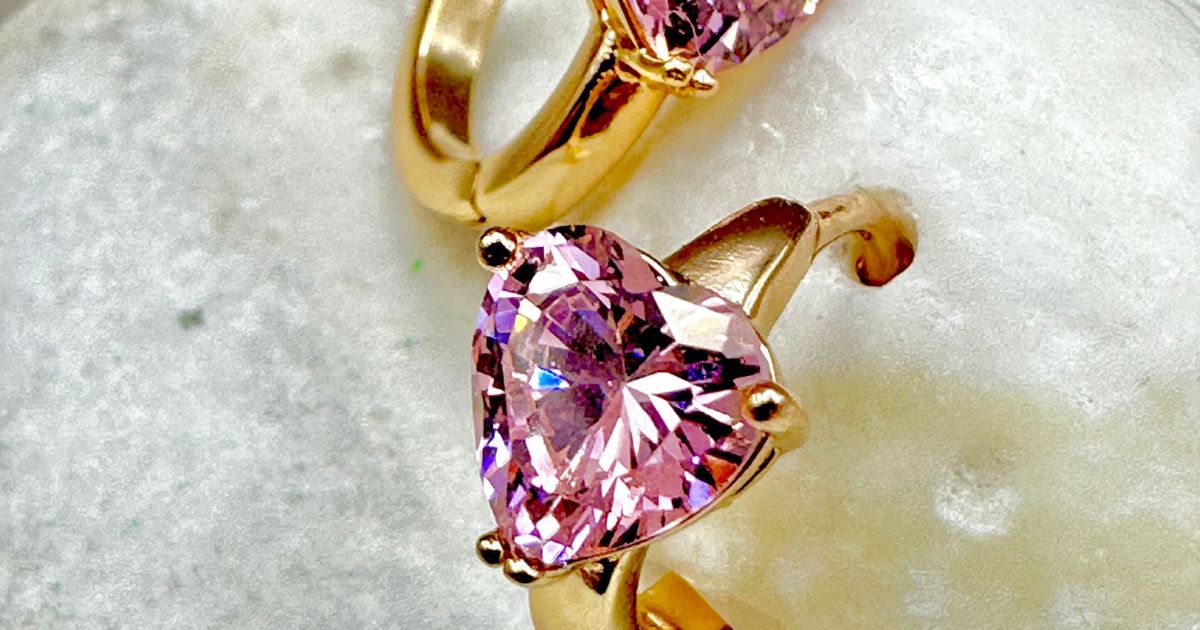 Apzeltīti auskari ar sirds formas kristālu