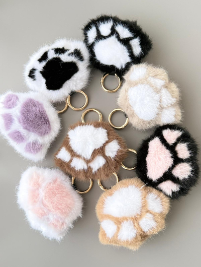 Mīksts un pūkains atslēgu piekariņš 