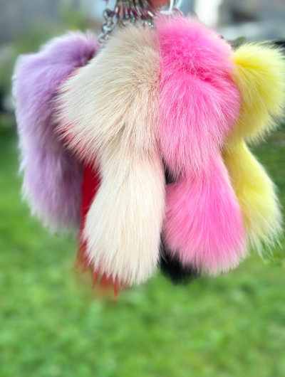 Mīksts un pūkains atslēgu piekariņš 