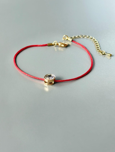 Sarkana aukliņas rokassprādze ar kristālu