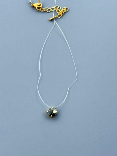 Neredzamā kaklarota ar daudztoņu pelēkzaļu kristālu