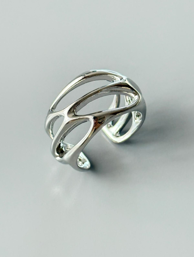 Sudraba toņa atvērtais gredzens ar modernu dizainu 