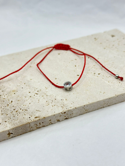 Sarkans diedziņš ap roku 