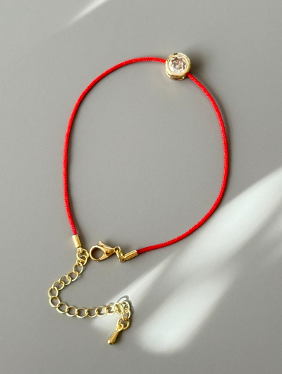 Sarkana aukliņas rokassprādze ar kristālu