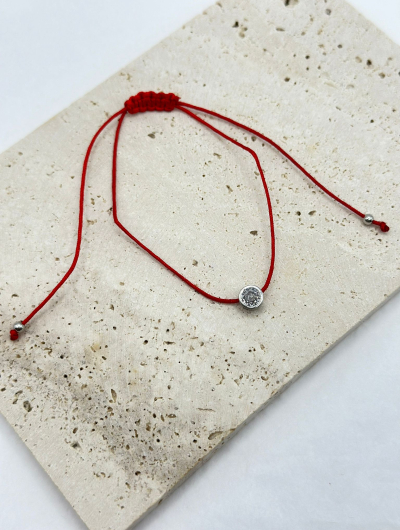 Sarkans diedziņš ap roku 