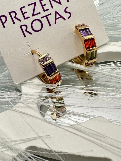 Riņķu auskari ar dažādu krāsu kristāliem