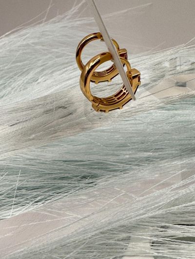 Riņķu auskari ar dažādu krāsu kristāliem