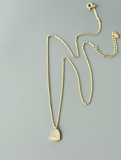 Izsmalcināta apzeltīta kaklarota ar smalku ķēdīti un sirds formas kulonu
